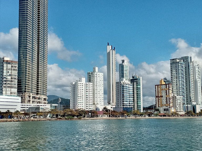 3 Suítes Linda Vista da Orla de BC a 50m da Praia